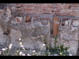 00928 ostia - regio ii - insula iv - terme di nettuno (ii,iv,2) - raum 9 - caldarium - suedostecke - tubuli - detail - 06-2022.jpg